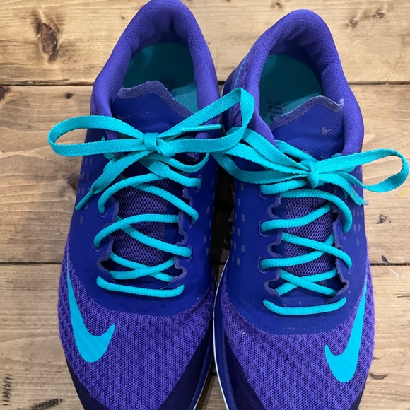 Nike like new tennis shoes - Picture 2 of 7